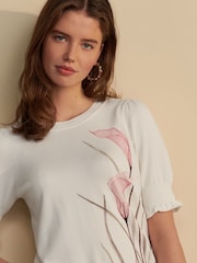 Estampado floral blanco - Short Sleeve Crew Neck T-Shirt With Frill Edge Detail - Imagen 1 de 8