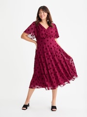 Wein - Scarlett & Jo Victoria Gepunktetes Netzstoff-Midikleid mit Flügelärmeln - Bild 1 von 4