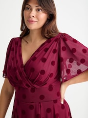 Wein - Scarlett & Jo Victoria Gepunktetes Netzstoff-Midikleid mit Flügelärmeln - Bild 4 von 4