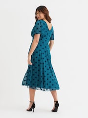 Hellblau - Scarlett & Jo Victoria Gepunktetes Netzstoff-Midikleid mit Flügelärmeln - Bild 2 von 7