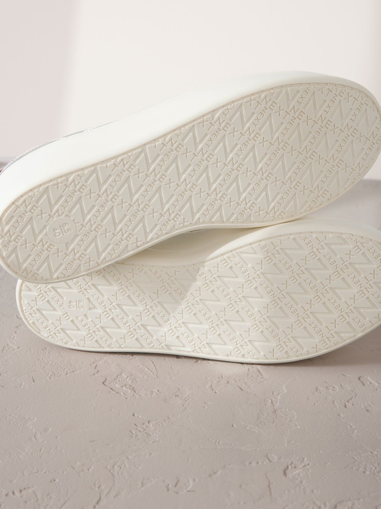 فضي - حذاء رياضي جلد سهل اللبس بتصميم ضخم مرتفع بكعب عريض Signature من Forever Comfort® - صورة 11 من 11