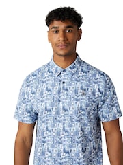 أزرق - قميص بولو شبكي مميز مزيَّن بطباعة على كل القطعة من Original Penguin Golf - صورة 3 من 5