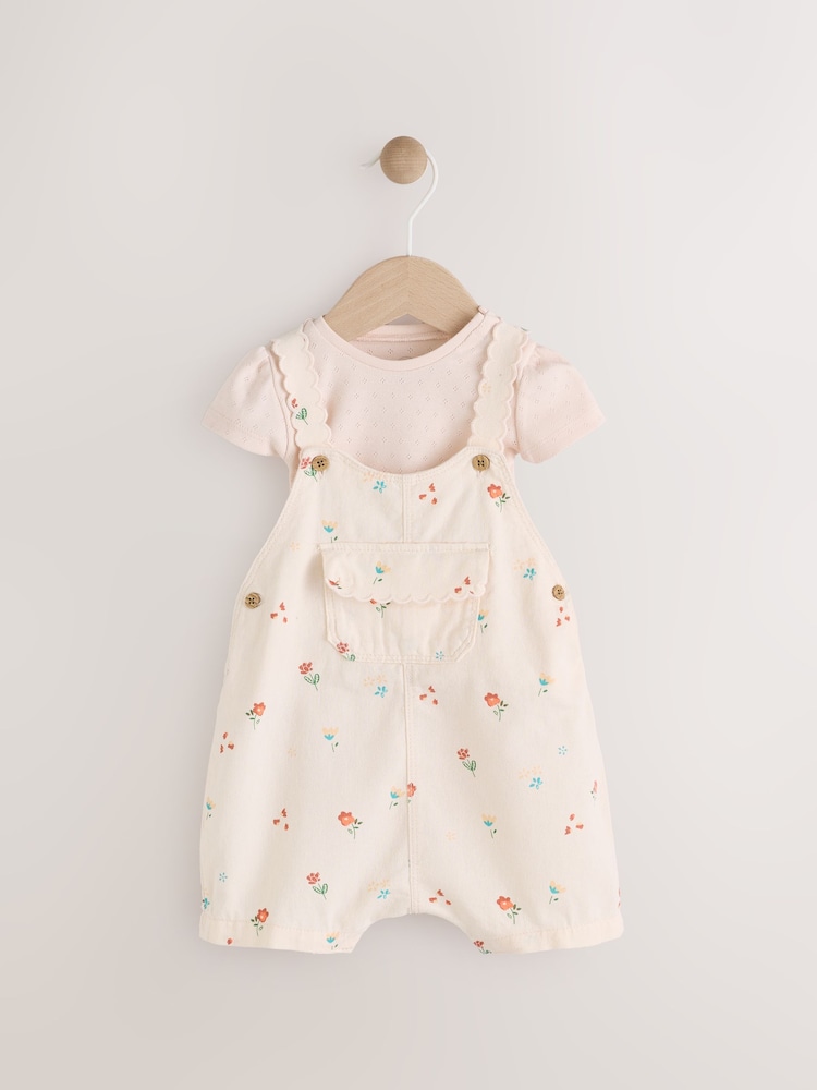 Weißes mit floralem Muster - Baby-Set aus Kurzarm-Body und Latzhose (0M.–2J.) - Bild 1 von 14 Weißes mit floralem Muster - Baby-Set aus Kurzarm-Body und Latzhose (0M.–2J.) - Bild 1 von 14