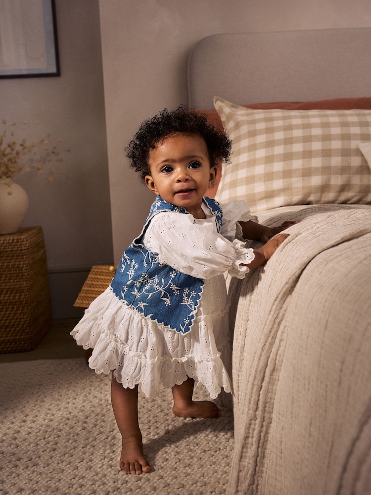 Weiß - Baby-Set aus gewebtem Kleid mit Lochstickerei und Denim-Weste aus 100 Baumwolle (0M.–2J.) - Bild 1 von 4 Weiß - Baby-Set aus gewebtem Kleid mit Lochstickerei und Denim-Weste aus 100 Baumwolle (0M.–2J.) - Bild 1 von 4