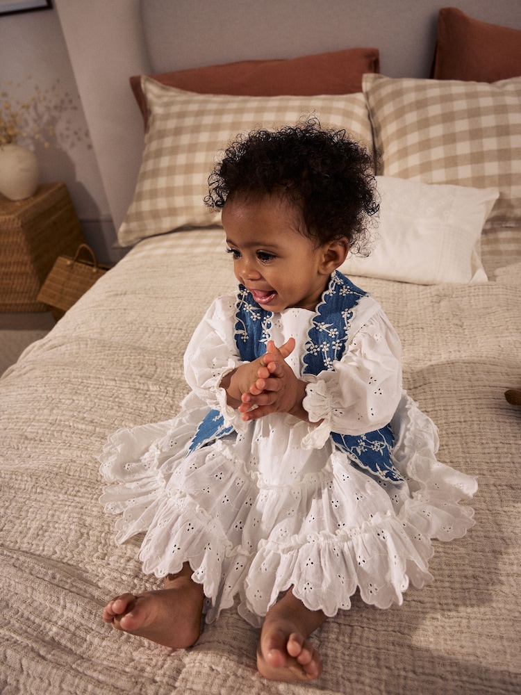 Weiß - Baby-Set aus gewebtem Kleid mit Lochstickerei und Denim-Weste aus 100 Baumwolle (0M.–2J.) - Bild 2 von 4 Weiß - Baby-Set aus gewebtem Kleid mit Lochstickerei und Denim-Weste aus 100 Baumwolle (0M.–2J.) - Bild 2 von 4