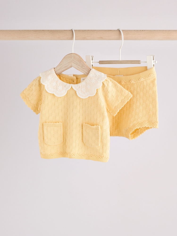 Gelber bestickter Kragen - Gestricktes Baby-Top und Shorts im Set aus 100 % Baumwolle (0M.–2J.) - Bild 1 von 17 Gelber bestickter Kragen - Gestricktes Baby-Top und Shorts im Set aus 100 % Baumwolle (0M.–2J.) - Bild 1 von 17