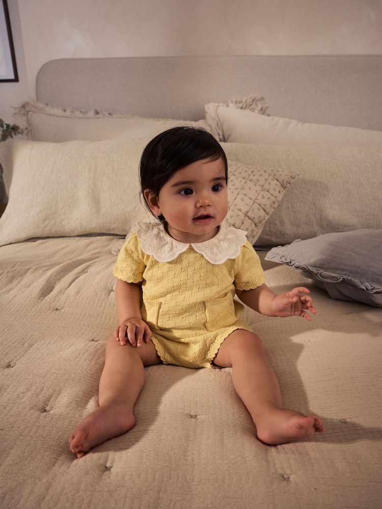 Gelber bestickter Kragen - Gestricktes Baby-Top und Shorts im Set aus 100 % Baumwolle (0M.–2J.) - Bild 2 von 17 Gelber bestickter Kragen - Gestricktes Baby-Top und Shorts im Set aus 100 % Baumwolle (0M.–2J.) - Bild 2 von 17