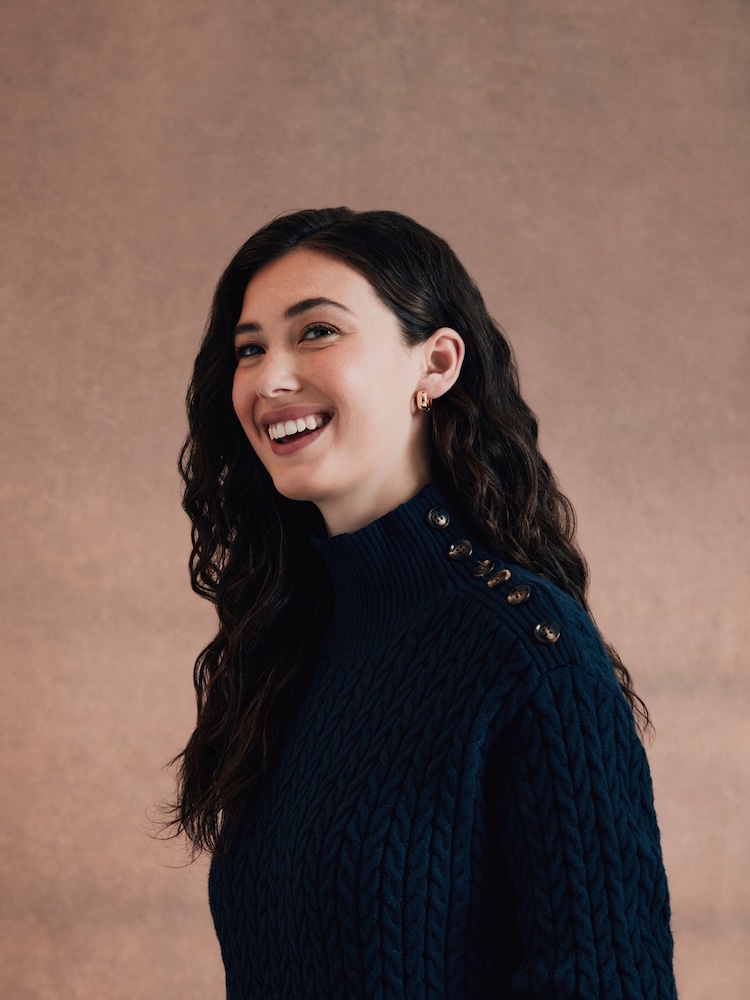 فستان منسوج بخيوط طولية متداخلة مزين بأزرار على الكتف تشكيلة Leela من Crew Clothing - صورة 2 من 7