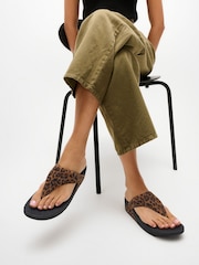 FitFlop Lulu Suede Leopard Toe-Post Sandals - תמונה 1 מתוך 5