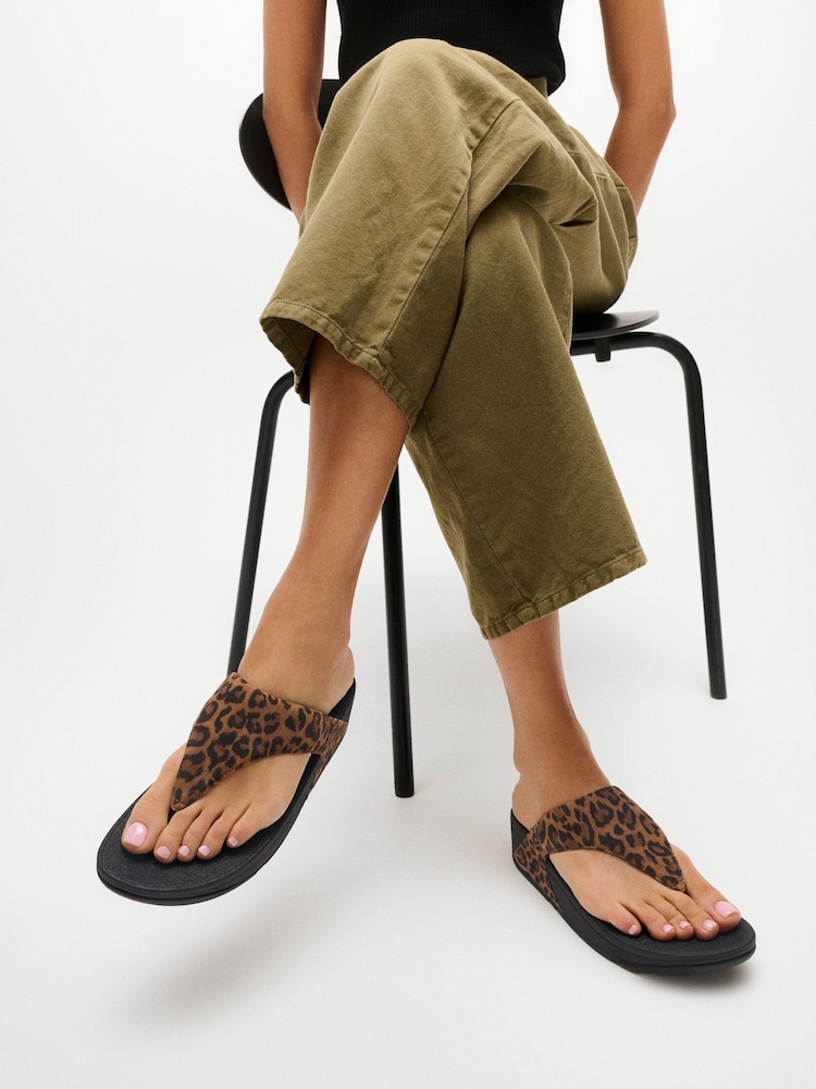 FitFlop Lulu Suede Leopard Toe-Post Sandals - תמונה 1 מתוך 5