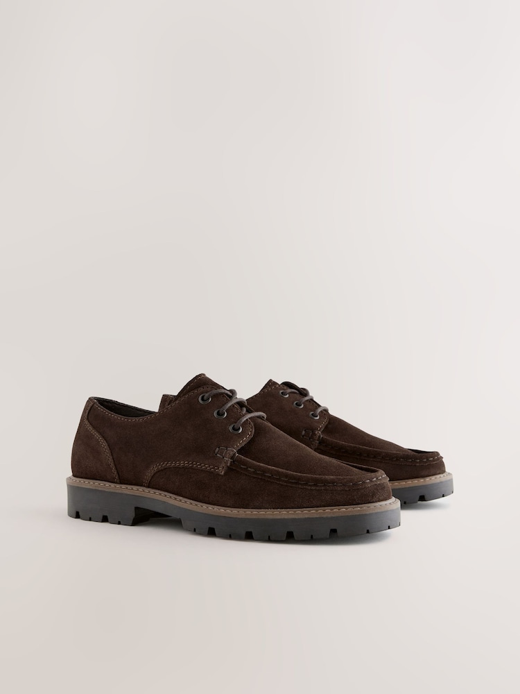Braun - Schuh mit Blatteinsatz und Profilsohle - Bild 1 von 5 Braun - Schuh mit Blatteinsatz und Profilsohle - Bild 1 von 5