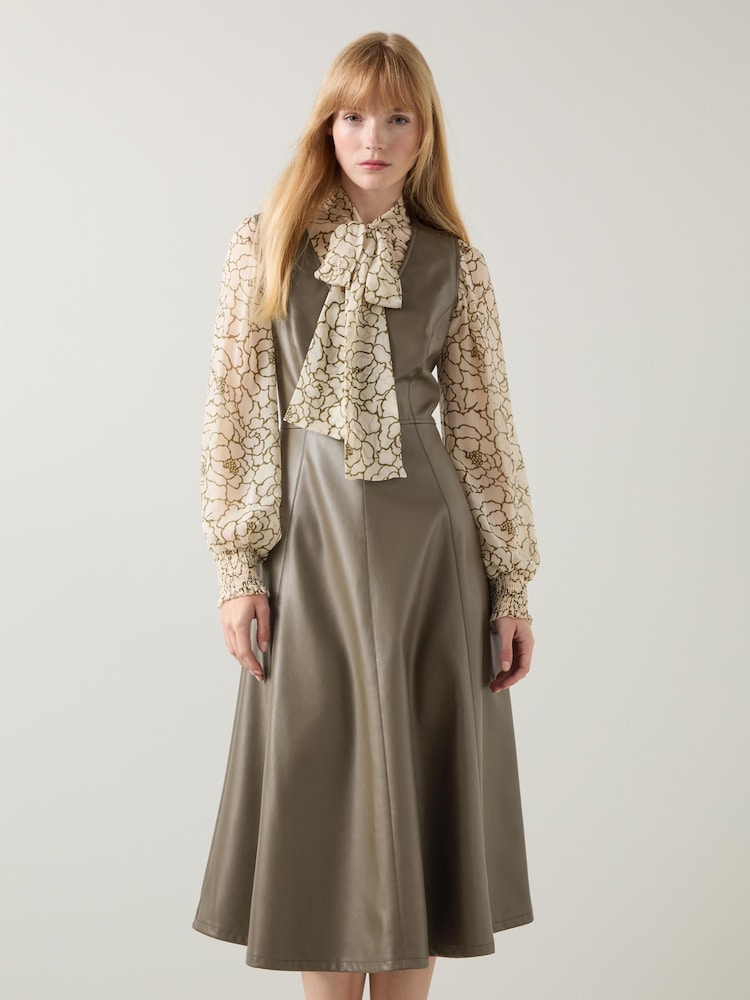 LK Bennett Laurie Latzkleid aus Kunstleder, Olivgrün - Bild 1 von 3 LK Bennett Laurie Latzkleid aus Kunstleder, Olivgrün - Bild 1 von 3