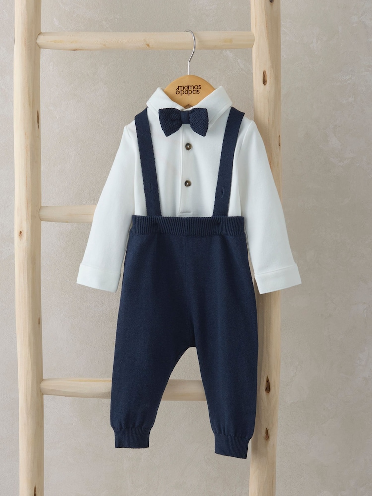 Mamas & Papas Outfit-Set mit Fliege, Hosenträgern, Body und Hose in Blau aus 100 % Baumwolle - Bild 1 von 6 Mamas & Papas Outfit-Set mit Fliege, Hosenträgern, Body und Hose in Blau aus 100 % Baumwolle - Bild 1 von 6