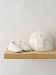 Conjunto de gorro con diseño "Welcome To The World" y botines de punto de Mamas & Papas - Imagen 1 de 5