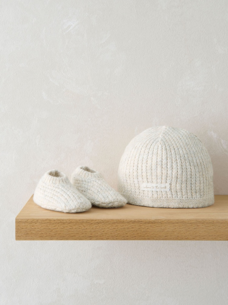 Conjunto de gorro con diseño "Welcome To The World" y botines de punto de Mamas & Papas - Imagen 1 de 5