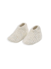 Conjunto de gorro con diseño "Welcome To The World" y botines de punto de Mamas & Papas - Imagen 3 de 5