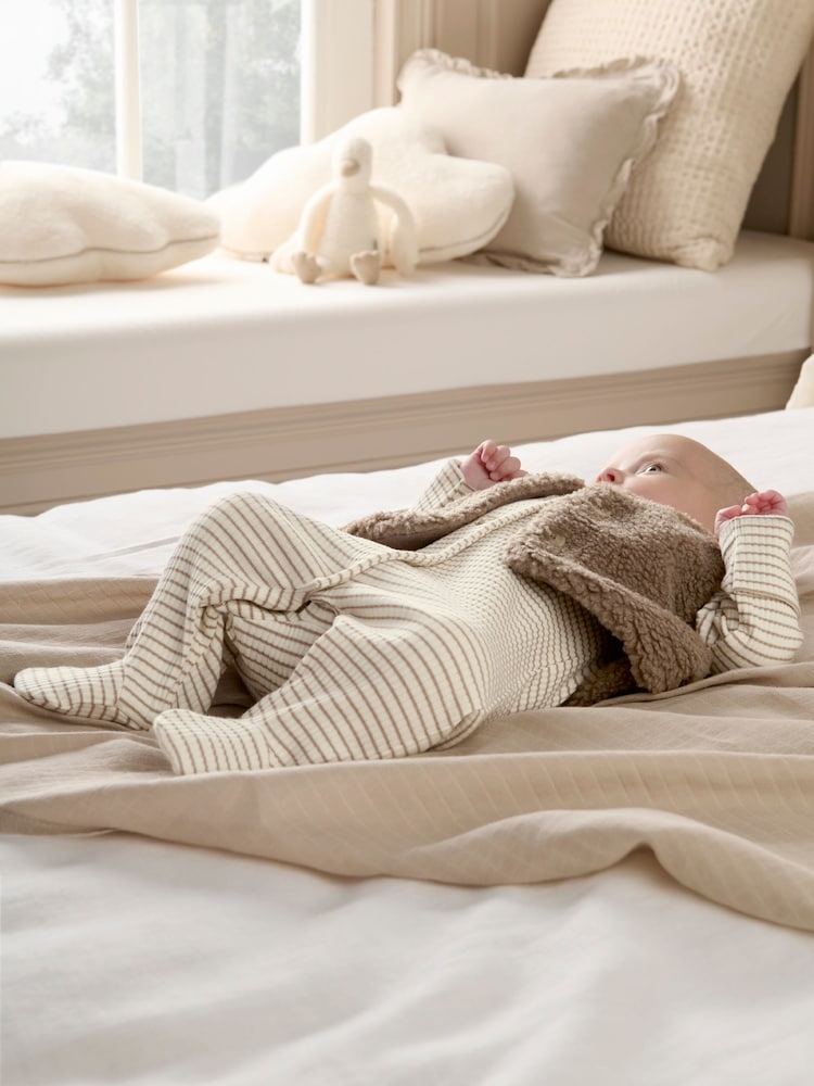 Conjunto de pijama tipo pelele marrón a rayas con chaleco de Mamas & Papas - Imagen 2 de 9