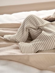 Conjunto de pijama tipo pelele marrón a rayas con chaleco de Mamas & Papas - Imagen 5 de 9