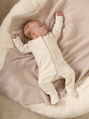 Pijama tipo pelele con diseño de oso marrón texturizado 100 % algodón de Mamas & Papas - Imagen 1 de 8