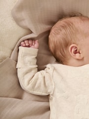 Pijama tipo pelele con diseño de oso marrón texturizado 100 % algodón de Mamas & Papas - Imagen 3 de 8