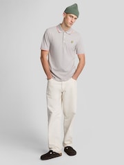 رمادي فاتح - قميص بولو سادة من Lyle & Scott - صورة 2 من 5