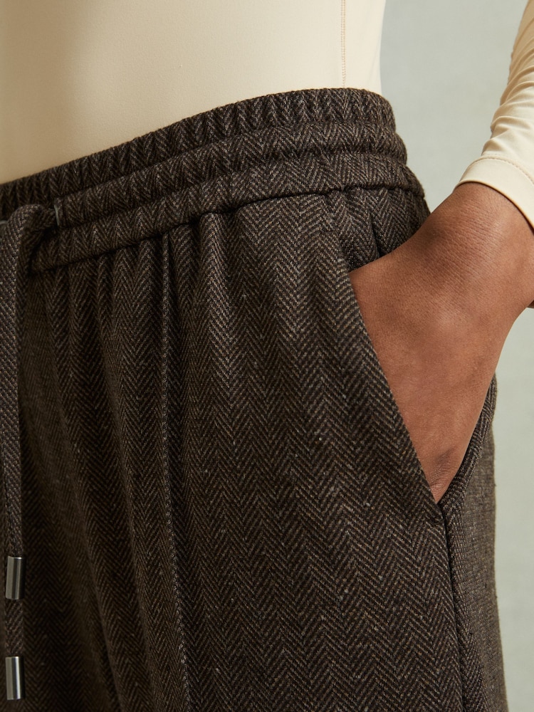 Reiss Chocolate Lois Marled Cotton Blend Drawstring Tapered Trousers - Image 4 of 6