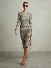 Черный/оливковый - Reiss Riyo Printed Ruched средних размеров платья - Изображение 3 из 8