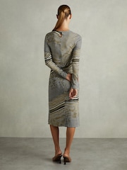Черный/оливковый - Reiss Riyo Printed Ruched средних размеров платья - Изображение 6 из 8