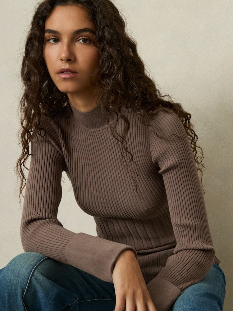 Nerz - Reiss – Vienne – High-Neck-Oberteil aus Rippstrick - Bild 1 von 6 Nerz - Reiss – Vienne – High-Neck-Oberteil aus Rippstrick - Bild 1 von 6