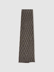 Bufanda de vestir con monograma en jacquard y sarga de seda Mallory de Reiss - Imagen 1 de 5