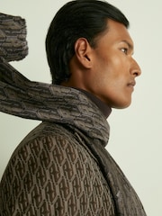 Bufanda de vestir con monograma en jacquard y sarga de seda Mallory de Reiss - Imagen 3 de 5