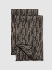 Bufanda de vestir con monograma en jacquard y sarga de seda Mallory de Reiss - Imagen 4 de 5