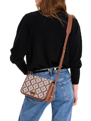 Bolso de color crema con solapa de kate spade new york - Imagen 1 de 6