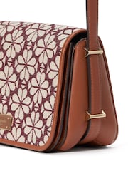 Bolso de color crema con solapa de kate spade new york - Imagen 4 de 6