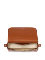 Bolso de color crema con solapa de kate spade new york - Imagen 6 de 6