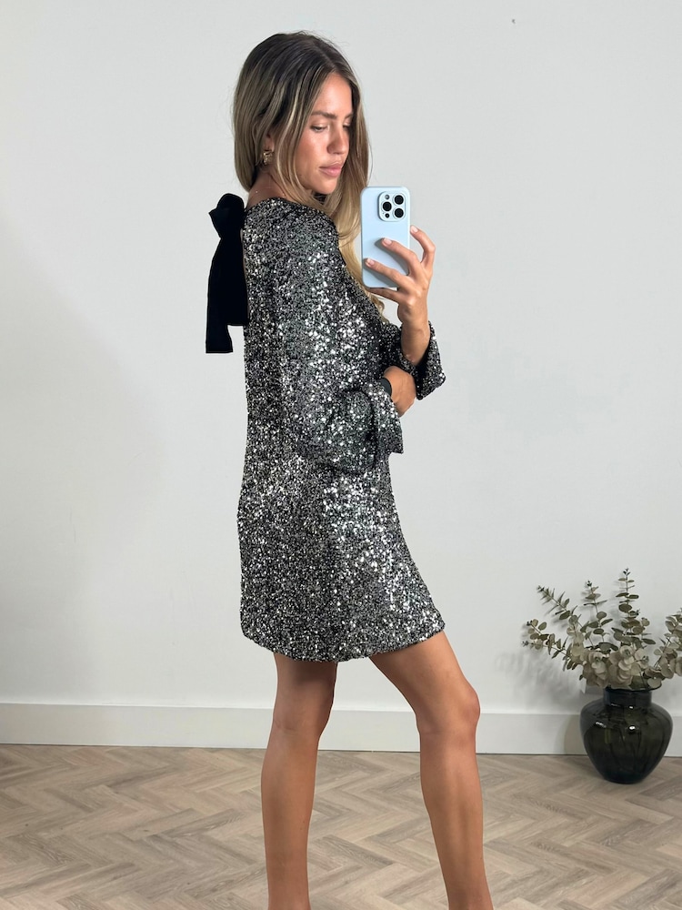 Style Cheat Silver Evelyn Sequin Bow Back Sequin Dress - Image 4 of 4