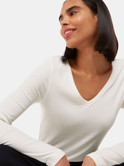 Camiseta básica acanalada con cuello en V de Whistles - Imagen 3 de 5