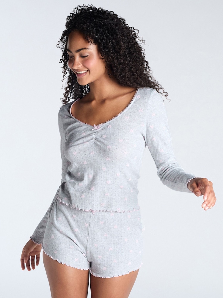 Boux Avenue – Pyjama-Set aus langärmligem Oberteil und Shorts mit Pointelle-Schleifen - Bild 1 von 5 Boux Avenue – Pyjama-Set aus langärmligem Oberteil und Shorts mit Pointelle-Schleifen - Bild 1 von 5
