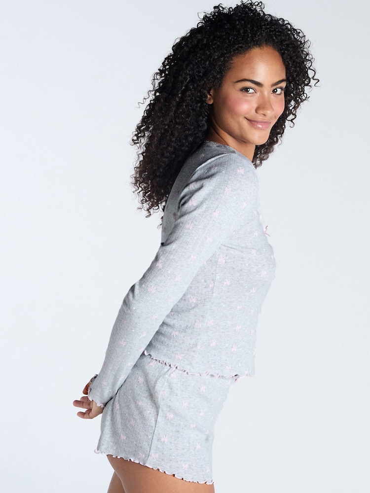 Boux Avenue – Pyjama-Set aus langärmligem Oberteil und Shorts mit Pointelle-Schleifen - Bild 2 von 5 Boux Avenue – Pyjama-Set aus langärmligem Oberteil und Shorts mit Pointelle-Schleifen - Bild 2 von 5
