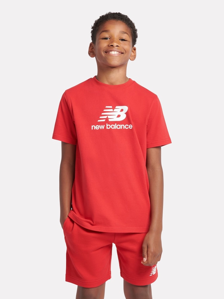 تيشِرت مزيّن بشعار مكدس للأولاد مصنوع من خامة %100 قطن من New Balance - صورة 1 من 8 تيشِرت مزيّن بشعار مكدس للأولاد مصنوع من خامة %100 قطن من New Balance - صورة 1 من 8