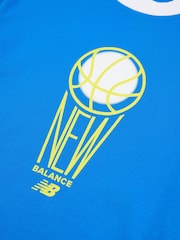 أزرق - تيشِرت مزيّن برسمة جرافيك للأولاد تشكيلة Hoops مصنوع من خامة %100 قطن من New Balance - صورة 8 من 8