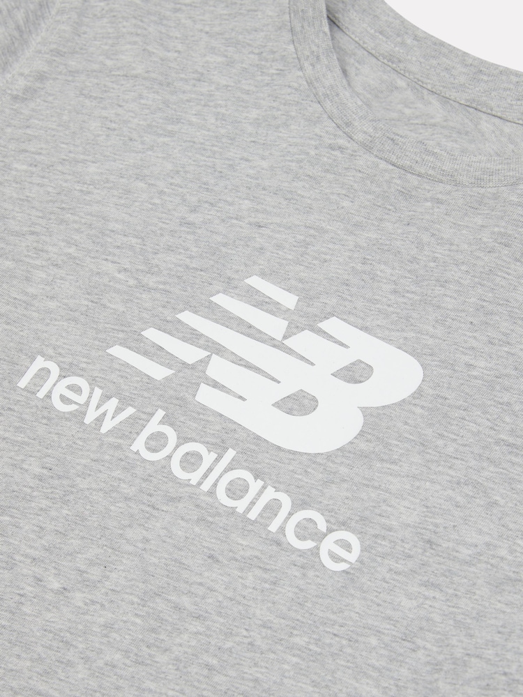 رمادي - تيشرت جيرسيه قطن 100% مزيّن بشعار مكدس من New Balance Kids - صورة 8 من 8 رمادي - تيشرت جيرسيه قطن 100% مزيّن بشعار مكدس من New Balance Kids - صورة 8 من 8