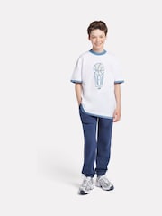أبيض - تيشِرت مزيّن برسمة جرافيك للأولاد تشكيلة Hoops مصنوع من خامة %100 قطن من New Balance - صورة 5 من 9