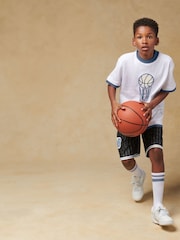 أبيض - تيشِرت مزيّن برسمة جرافيك للأولاد تشكيلة Hoops مصنوع من خامة %100 قطن من New Balance - صورة 6 من 9