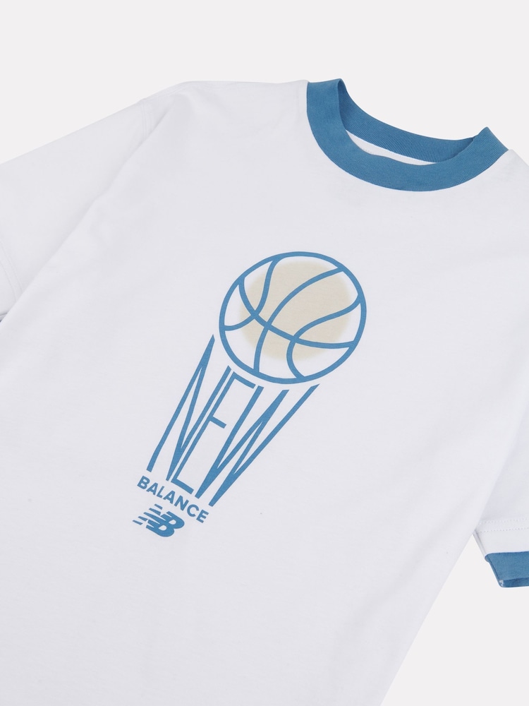 أبيض - تيشِرت مزيّن برسمة جرافيك للأولاد تشكيلة Hoops مصنوع من خامة %100 قطن من New Balance - صورة 9 من 9
