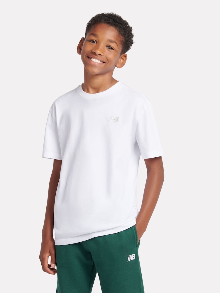 Bela - New Balance Kids majica iz džersija z majhnim logotipom 100% bombaž - Slika 1 iz 10
