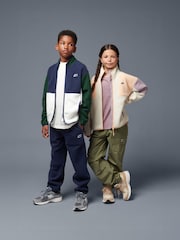 Bela - New Balance Kids majica iz džersija z majhnim logotipom 100% bombaž - Slika 2 iz 10