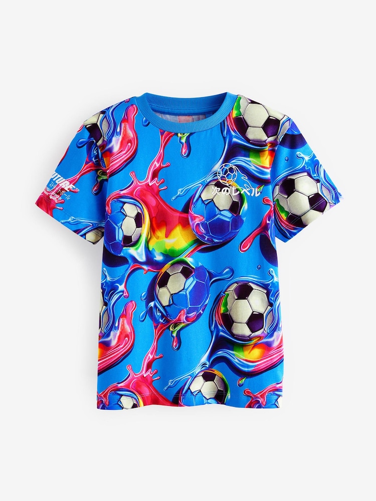 Blau, Fußball - T-Shirt mit normaler Passform, kurzen Ärmeln und durchgehendem Print (3–16 Jahre) - Bild 1 von 4 Blau, Fußball - T-Shirt mit normaler Passform, kurzen Ärmeln und durchgehendem Print (3–16 Jahre) - Bild 1 von 4