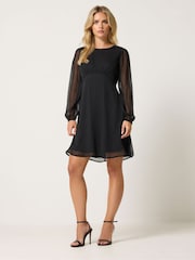 Schwarz - M&Co Petite Long Sleeve Chiffon Dress - Bild 2 von 6
