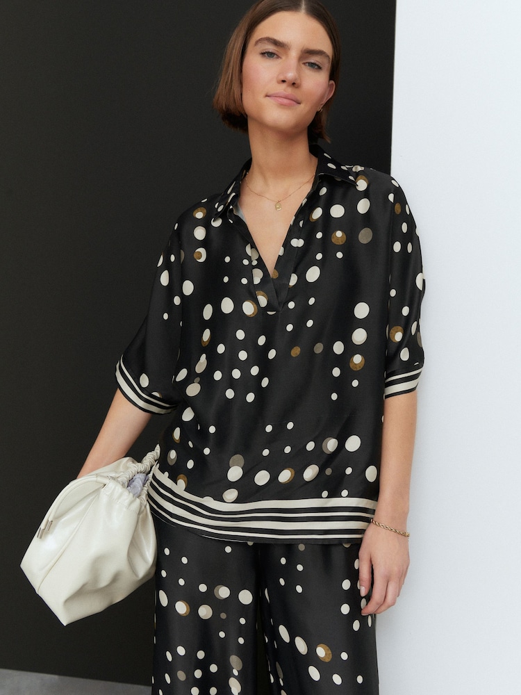 Lunares negros - Camisa de satén con cuello en pico - Imagen 1 de 6 Lunares negros - Camisa de satén con cuello en pico - Imagen 1 de 6